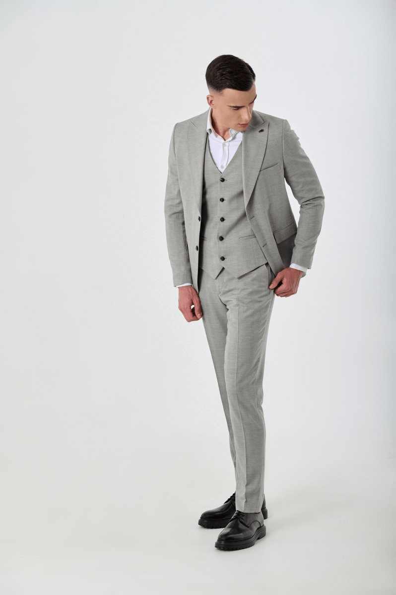 ceehuteey Men's 3 Pieces Peak lapel Formal Business Fashion Suits (Blazer+vest+Pants)