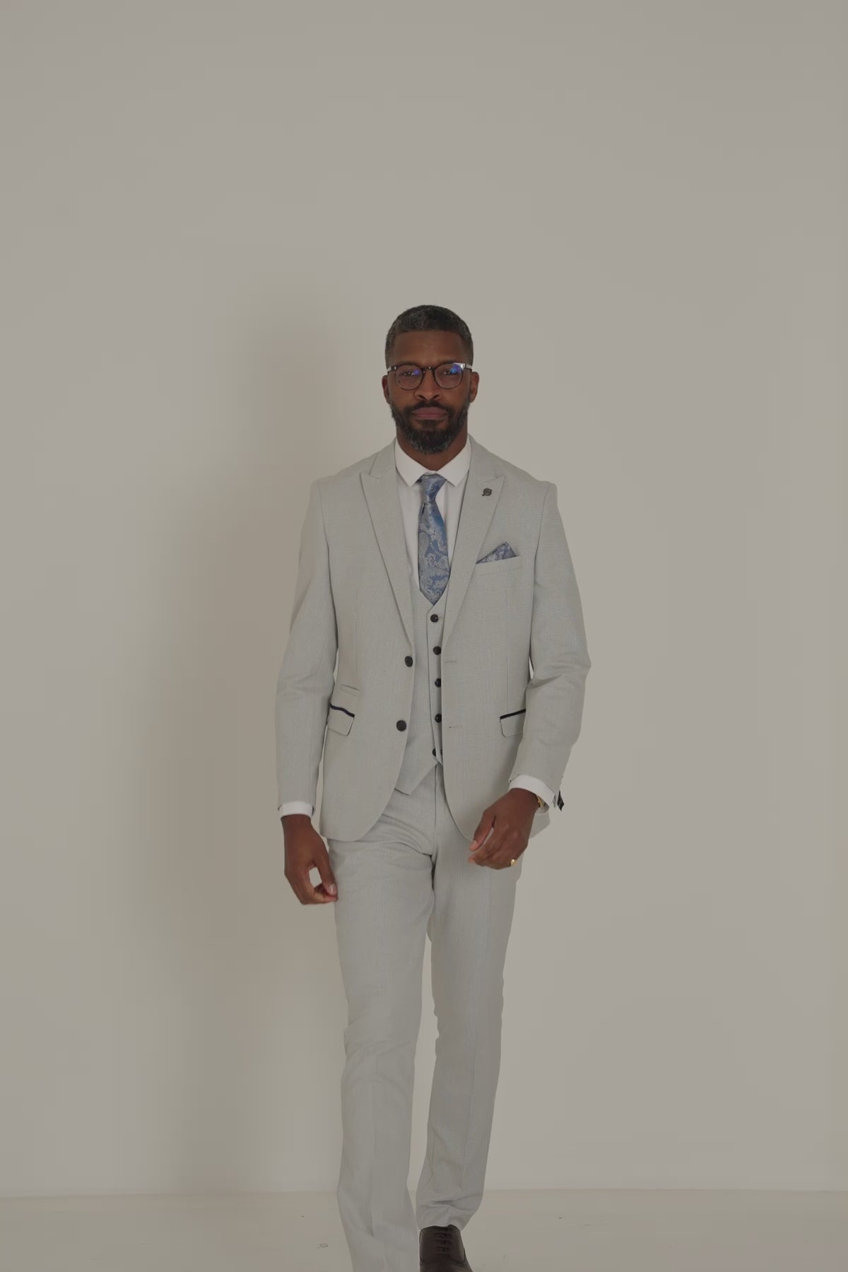 ceehuteey Men's Fashion three-piece White Plaid Suit in Signature Peak lapel Business Tuxedos(Blazer+vest+Pants)