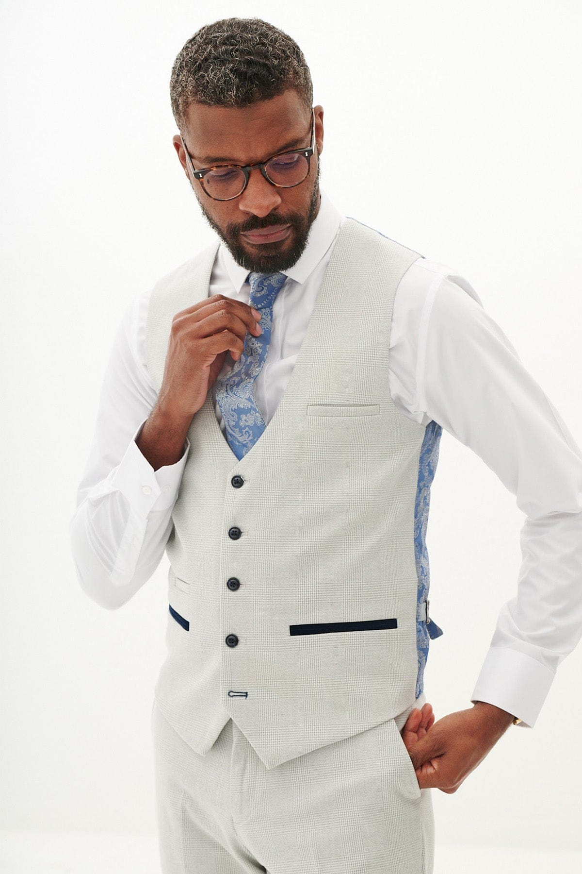 ceehuteey Men's Fashion three-piece White Plaid Suit in Signature Peak lapel Business Tuxedos(Blazer+vest+Pants)