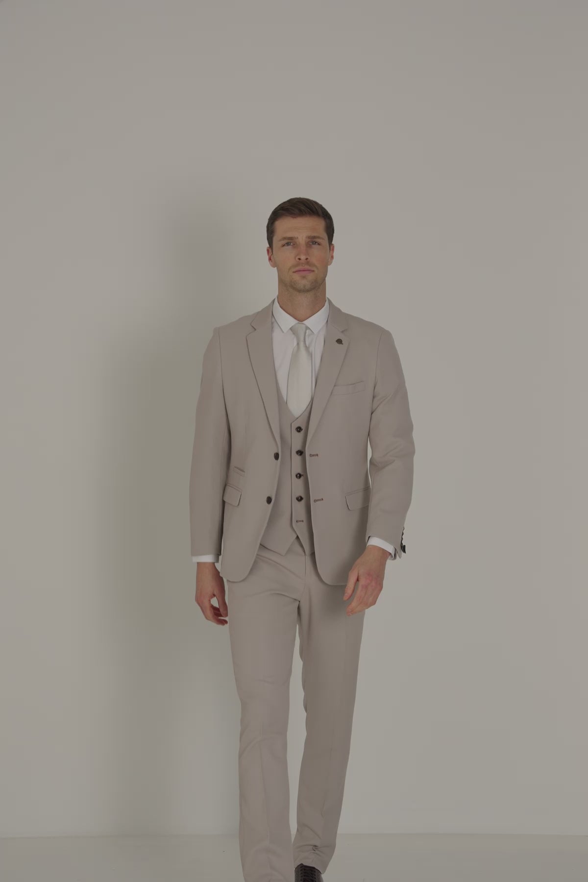 ceehuteey Men's Classic Fashion three-piece Suit in Beige Signature Fashion Notch Lapel Multiple Occasions Tuxedos For Wedding (Blazer+vest+Pants)