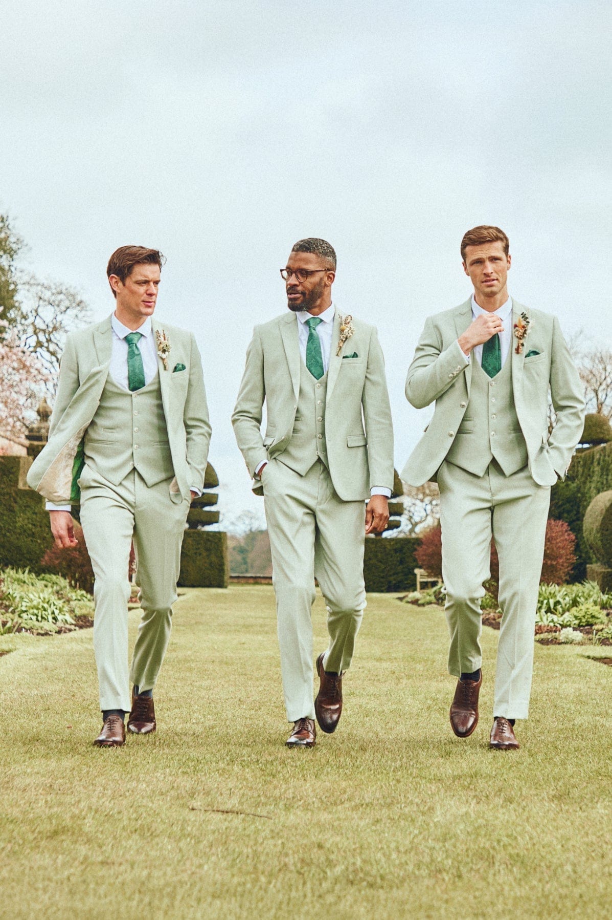 ceehuteey Men's Fashion three-piece Suit in Light Green Signature Notch Lapel Multiple Occasions Tuxedos For Wedding (Blazer+vest+Pants)